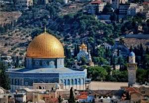 Sfânta Lumină de la Ierusalim ajunge în ţară cu o cursă specială